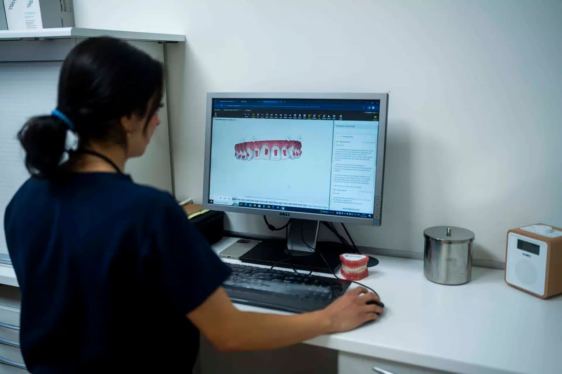 Tannpleier ser på bilde av tannrekke på dataskjerm før Invisalign-behandling